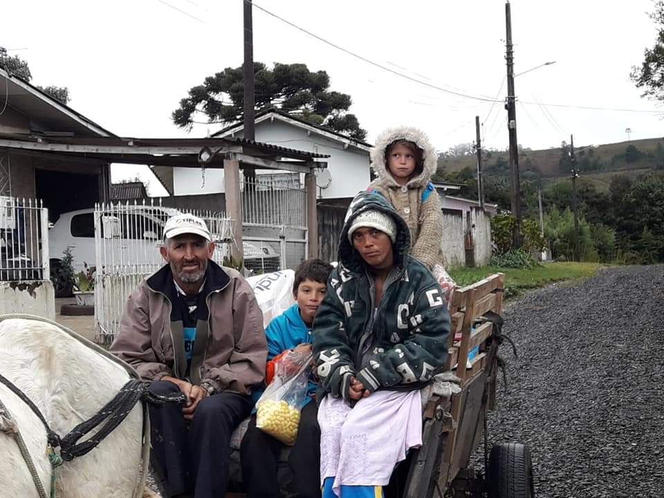 Flex doa mais de mil roupas para famílias carentes da região serrana